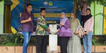 PKM Uniyos Instalasi Sistem Filtrasi Air Sumur Bor, Pasang Lima Wastafel di Sekolah MIS Islamiyah Jegu