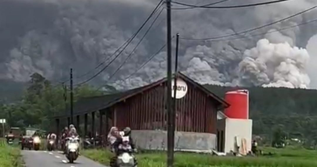 Awan Panas Semeru Meluncur 13 Km, Curah Hujan Tinggi Tingkatkan Ancaman, BPBD Imbau Warga Menjauh dari Sungai