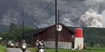 Awan Panas Semeru Meluncur 13 Km, Curah Hujan Tinggi Tingkatkan Ancaman, BPBD Imbau Warga Menjauh dari Sungai