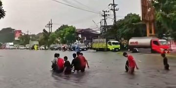 Ketika Air Menguasai Jalan Raya, PMII Unusida: Potret Krisis Drainase di Pusat Kota Sidoarjo