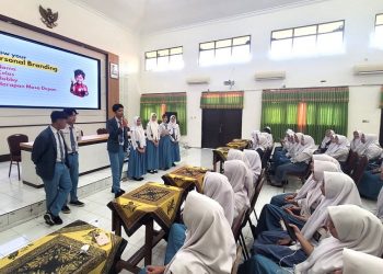 IKOM Umsida Latih Siswa SMKN 2 Buduran Jadi Kreatif dan Siap Bersaing di Era Digital