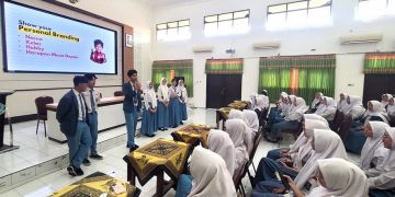 IKOM Umsida Latih Siswa SMKN 2 Buduran Jadi Kreatif dan Siap Bersaing di Era Digital