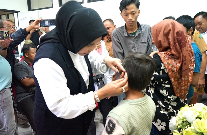 Wabup Sidoarjo Serahkan 27 Alat Bantu Pendengaran Kepada Penerima Manfaat Tuna Rungu
