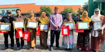 Hari Guru Nasional 2025, SMA Negeri 3 Sidoarjo Beri Penghargaan Guru Berdedikasi