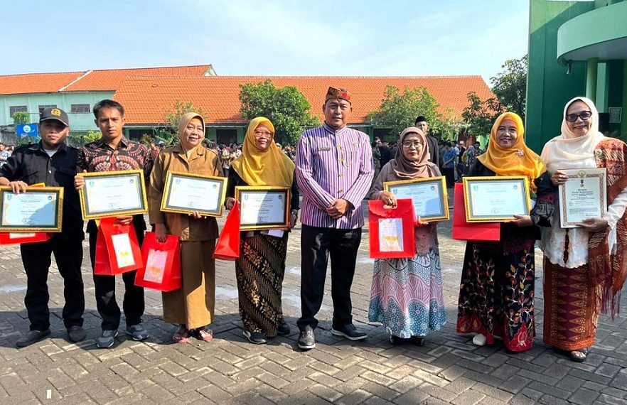 Hari Guru Nasional 2025, SMA Negeri 3 Sidoarjo Beri Penghargaan Guru Berdedikasi