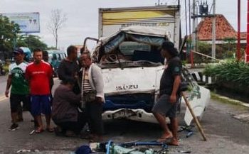 Terlibat Kecelakaan Beruntun, Sepeda Motor Masuk ke Kolong Truk Tronton