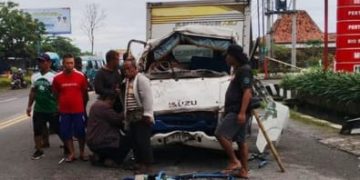 Terlibat Kecelakaan Beruntun, Sepeda Motor Masuk ke Kolong Truk Tronton