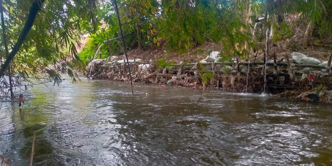 Pencemaran Sungai Harinjing Diduga dari RPH Ayam, Warga Keluhkan Bau dan Minimnya Respons Aparat Lokal