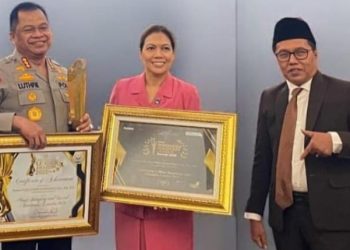 Dinilai Berintegritas dan Berjiwa Sosial Tinggi, Direktur PUSKAT Prof Kurjum Serahkan ‘Leadership Award’ kepada Kapolrestabes Surabaya