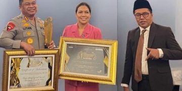 Dinilai Berintegritas dan Berjiwa Sosial Tinggi, Direktur PUSKAT Prof Kurjum Serahkan ‘Leadership Award’ kepada Kapolrestabes Surabaya