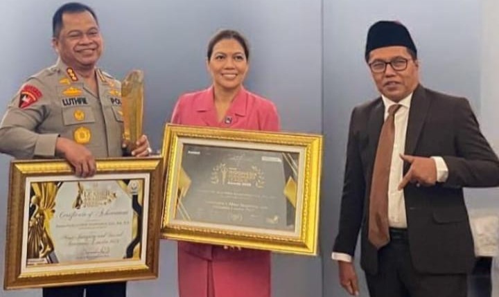 Dinilai Berintegritas dan Berjiwa Sosial Tinggi, Direktur PUSKAT Prof Kurjum Serahkan ‘Leadership Award’ kepada Kapolrestabes Surabaya