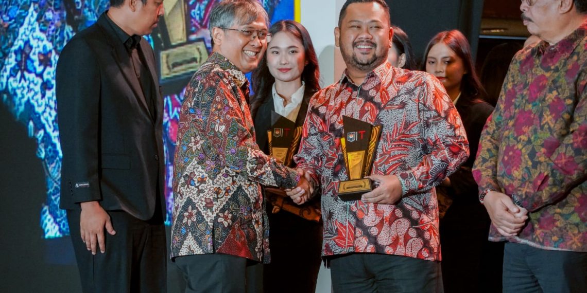 Bupati Gresik Raih Dua Penghargaan Bergengsi di Ajang Apresiasi Kinerja Pemerintahan Daerah