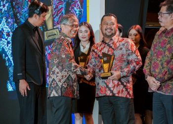 Bupati Gresik Raih Dua Penghargaan Bergengsi di Ajang Apresiasi Kinerja Pemerintahan Daerah