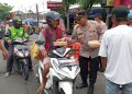 Jumat Berkah Polsek Krian Sidoarjo, Kapolsek Turun Langsung Bagikan 150 Nasi Kotak ke Warga