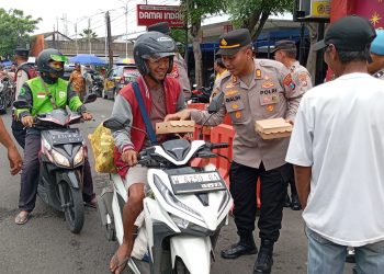 Jumat Berkah Polsek Krian Sidoarjo, Kapolsek Turun Langsung Bagikan 150 Nasi Kotak ke Warga