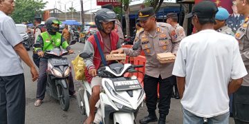 Jumat Berkah Polsek Krian Sidoarjo, Kapolsek Turun Langsung Bagikan 150 Nasi Kotak ke Warga