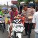Jumat Berkah Polsek Krian Sidoarjo, Kapolsek Turun Langsung Bagikan 150 Nasi Kotak ke Warga