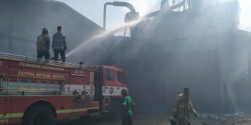 Damkar Kabupaten Kediri Padamkan Kebakaran Pabrik Triplek di Pare hingga Malam Hari
