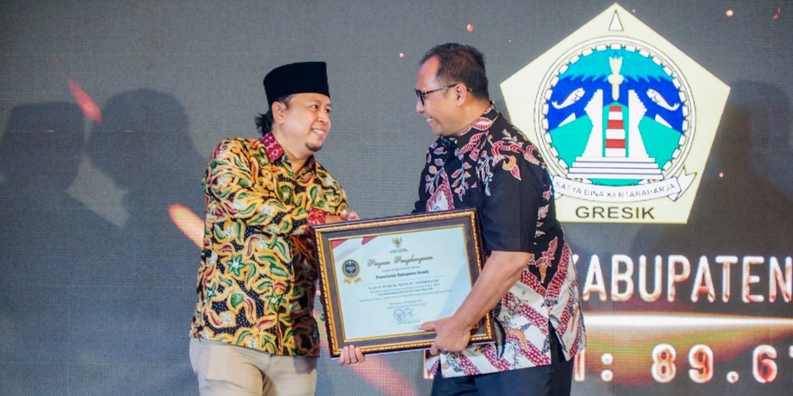 Kado Akhir Tahun, Pemkab Gresik Raih Penghargaan ‘Menuju Informatif’ pada KI Award 2025