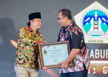 Kado Akhir Tahun, Pemkab Gresik Raih Penghargaan ‘Menuju Informatif’ pada KI Award 2025