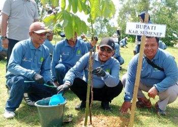 Bupati Fauzi Pimpin Penanaman 1.300 Pohon di Area TPA Tanonggul