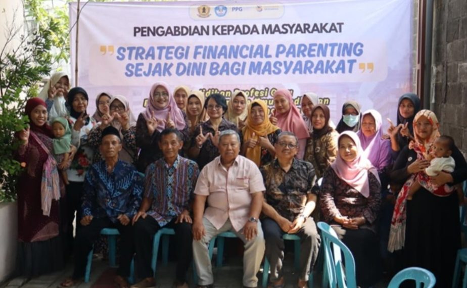 UWKS Gelar Penyuluhan Strategi Finansial Parenting bagi Masyarakat di Desa Kebonagung
