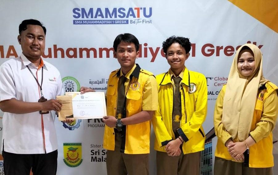 Dikemas dalam ‘Buwuh Kemanusiaan’ SMAMSatu Gresik Serahkan Donasi untuk Korban Bencana Sumatera