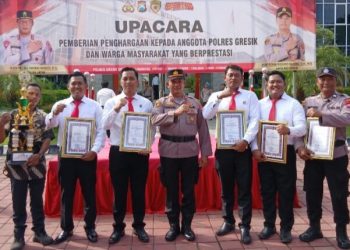 Polres Gresik Berikan Penghargaan untuk Anggota Berprestasi dan Tokoh Masyarakat Penjaga Kamtibmas