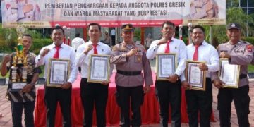 Polres Gresik Berikan Penghargaan untuk Anggota Berprestasi dan Tokoh Masyarakat Penjaga Kamtibmas
