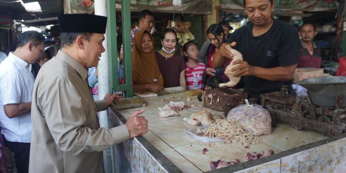 Sidak Pasar Prambon, Bambang Haryo : Harga Sembako Stabil Jelang Nataru
