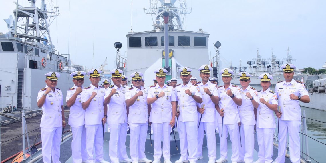 Tongkat Komando KRI Singa-651 dan KRI Layang-635 Diserahterimakan
