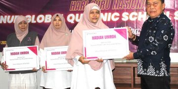 Peringati HGN 2025, Yayasan Ponpes Ath-Thoyyibah Beri Hadiah Umroh Guru dan Pengurusnya