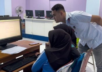 Mahasiswa Tel-U Surabaya Latih Siswa SMPN 2 Bangkalan Optimalkan Digitalisasi