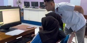 Mahasiswa Tel-U Surabaya Latih Siswa SMPN 2 Bangkalan Optimalkan Digitalisasi