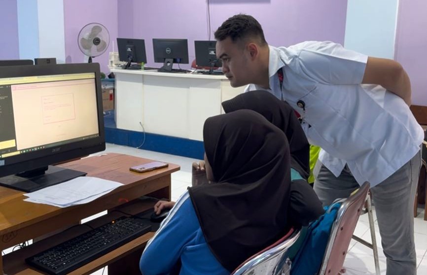 Mahasiswa Tel-U Surabaya Latih Siswa SMPN 2 Bangkalan Optimalkan Digitalisasi