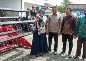 Diserahkan Wabup Mimik Idayana, Pemdes Tarik Berikan Subsidi Operasional Mesin Perontok Padi Bantuan Presiden Prabowo Subianto