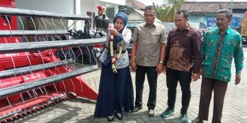 Diserahkan Wabup Mimik Idayana, Pemdes Tarik Berikan Subsidi Operasional Mesin Perontok Padi Bantuan Presiden Prabowo Subianto