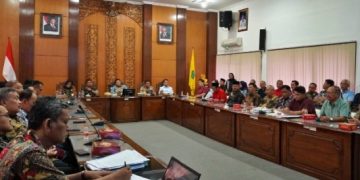 Bupati Subandi Ngotot Bongkar Pagar Pembatas Mutiara Regency, Warga Akan Tempuh Jalur Hukum   
