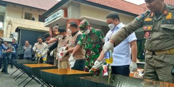 Satpol PP Sidoarjo Musnahkan Ribuan Botol Miras