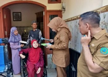 Peduli PMKS, Wabup Mimik Idayana Berikan Bantuan Kursi Roda untuk Penyandang Disabilitas di Kecamatan Tulangan