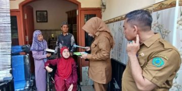 Peduli PMKS, Wabup Mimik Idayana Berikan Bantuan Kursi Roda untuk Penyandang Disabilitas di Kecamatan Tulangan