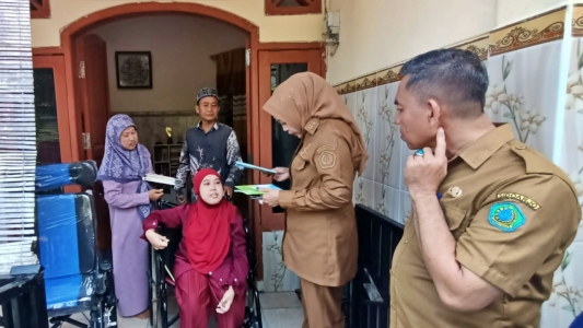 Peduli PMKS, Wabup Mimik Idayana Berikan Bantuan Kursi Roda untuk Penyandang Disabilitas di Kecamatan Tulangan