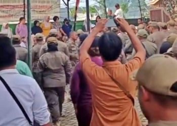 Gagal Bongkar Pagar Pembatas, Pasukan Satpol PP Sidoarjo Dipukul Mundur Emak-emak Perumahan Mutiara Regency