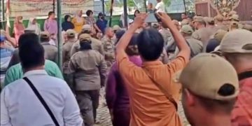 Gagal Bongkar Pagar Pembatas, Pasukan Satpol PP Sidoarjo Dipukul Mundur Emak-emak Perumahan Mutiara Regency