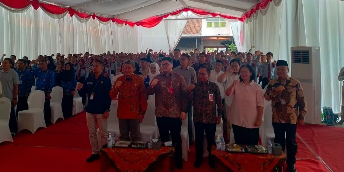 Bupati Kediri Salurkan Bantuan CSR 120 Laptop dan Beasiswa ke SMA Dharma Wanita Boarding School Pare