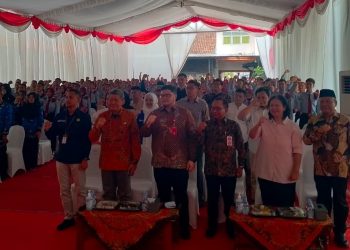 Bupati Kediri Salurkan Bantuan CSR 120 Laptop dan Beasiswa ke SMA Dharma Wanita Boarding School Pare