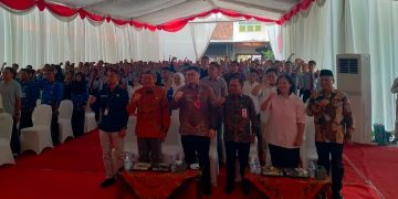 Bupati Kediri Salurkan Bantuan CSR 120 Laptop dan Beasiswa ke SMA Dharma Wanita Boarding School Pare