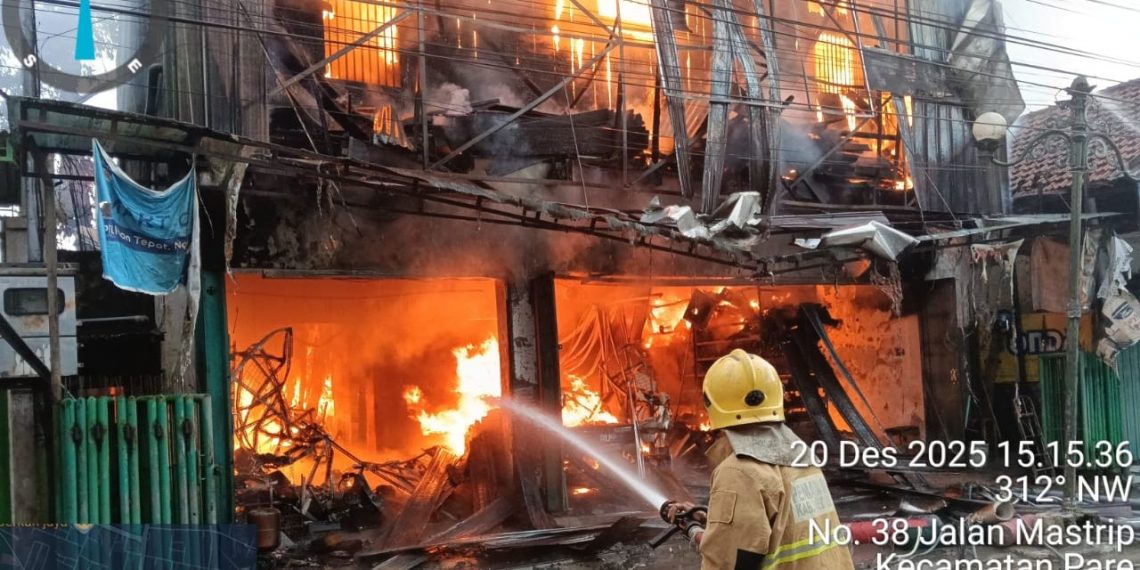 Diduga Korsleting Listrik, Toko Bangunan di Pare Kediri Terbakar