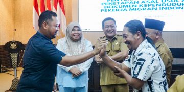 Lindungi Anak Migran, Bupati Gresik Berikan Dokumen Asal Usul dan Adminduk Anak Pekerja Migran