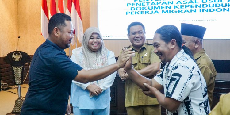 Lindungi Anak Migran, Bupati Gresik Berikan Dokumen Asal Usul dan Adminduk Anak Pekerja Migran